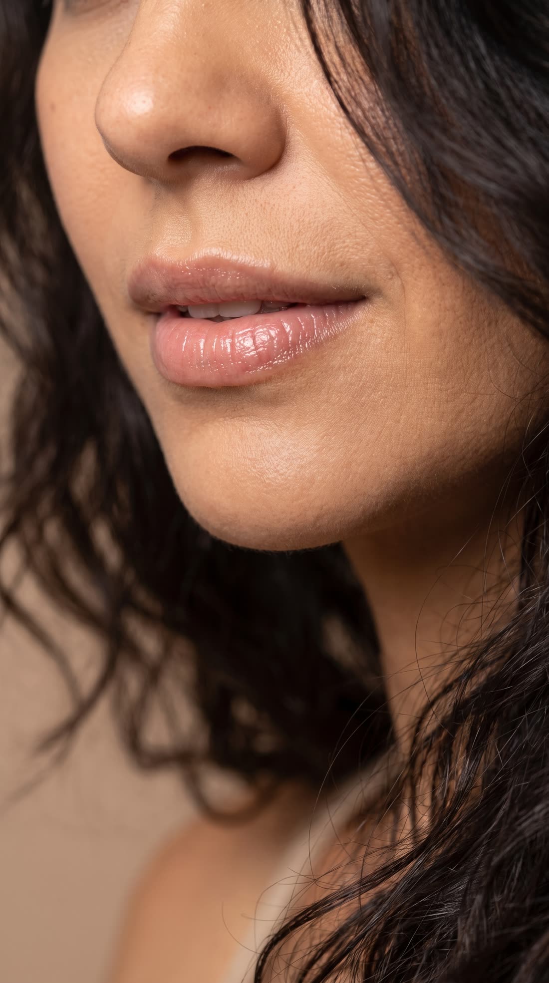 Detalhe do rosto de uma modelo, com foco na pele e na luz suave