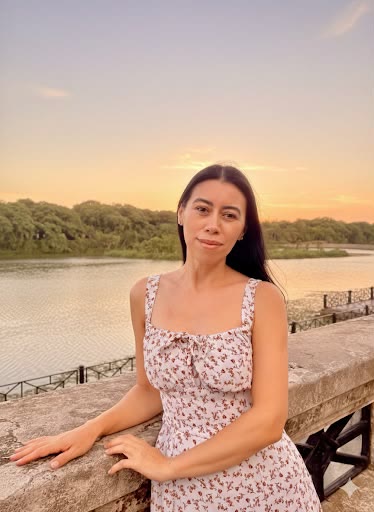 Retrato de Cissa Mota ao ar livre durante o pôr do sol
